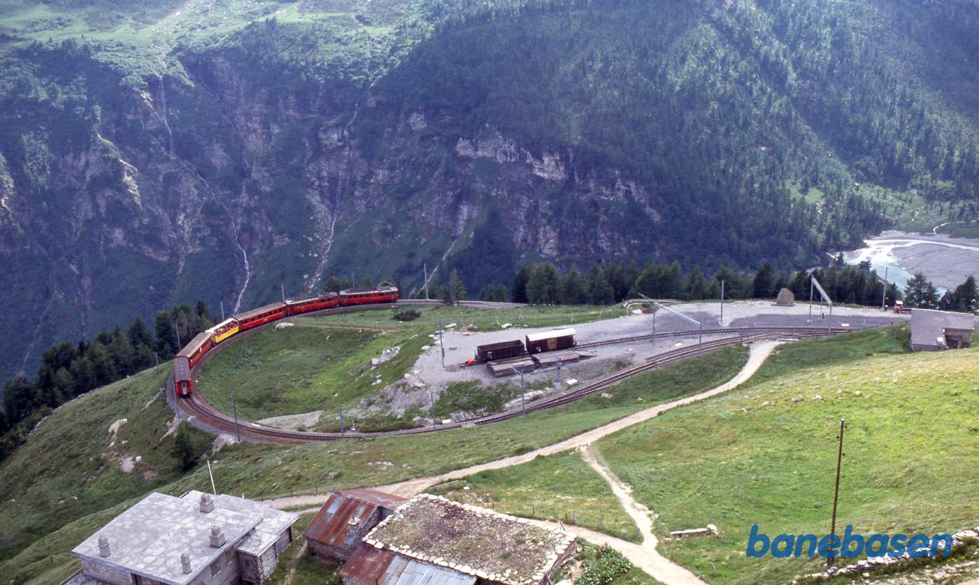 Et vue ned over stationen Alp Grüm med tog på vej mod Tirano