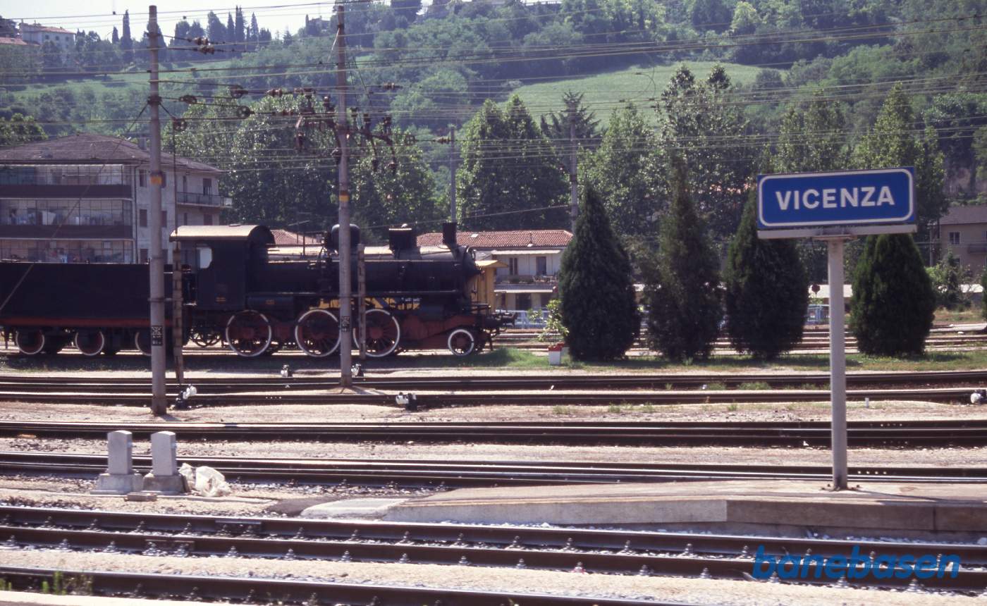 Damplokomotiv opstillet på en sporramme på stationen