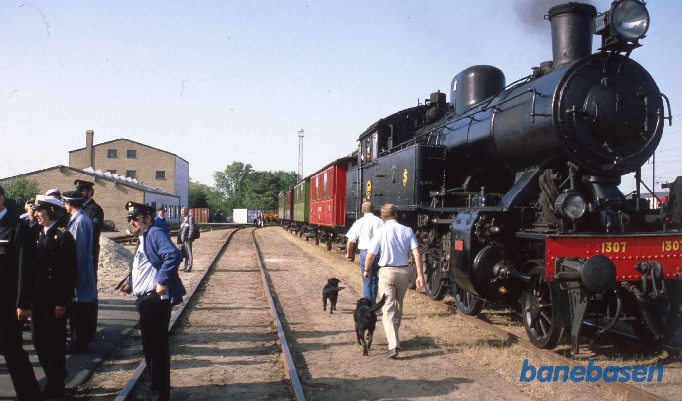Politiets bombehunde tjekker veterantoget, mens personalet informeres Politiets bombehunde tjekker veterantoget, mens personalet informeres