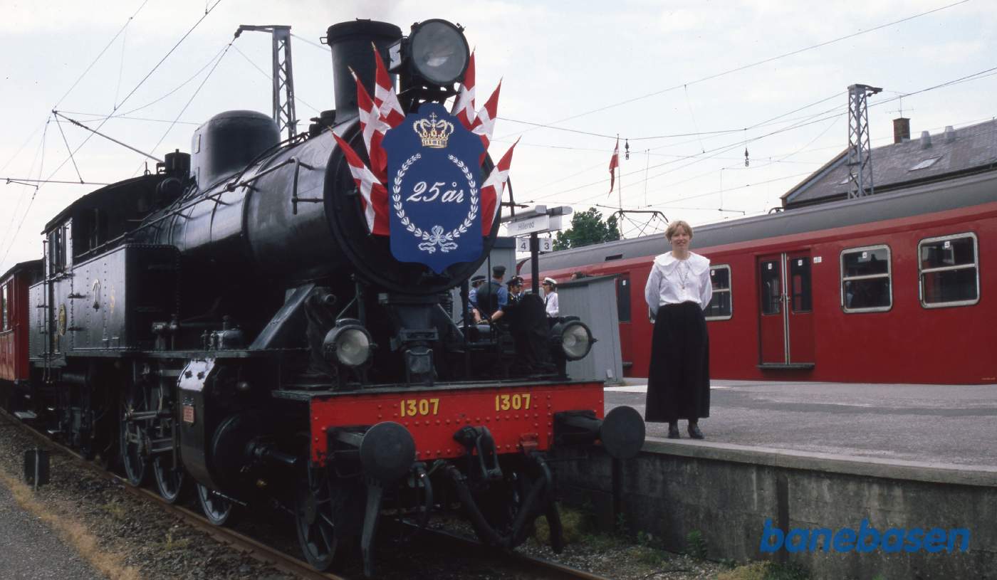 Damplokomotivet med det flotte jubilæumsskjold Damplokomotivet med det flotte jubilæumsskjold
