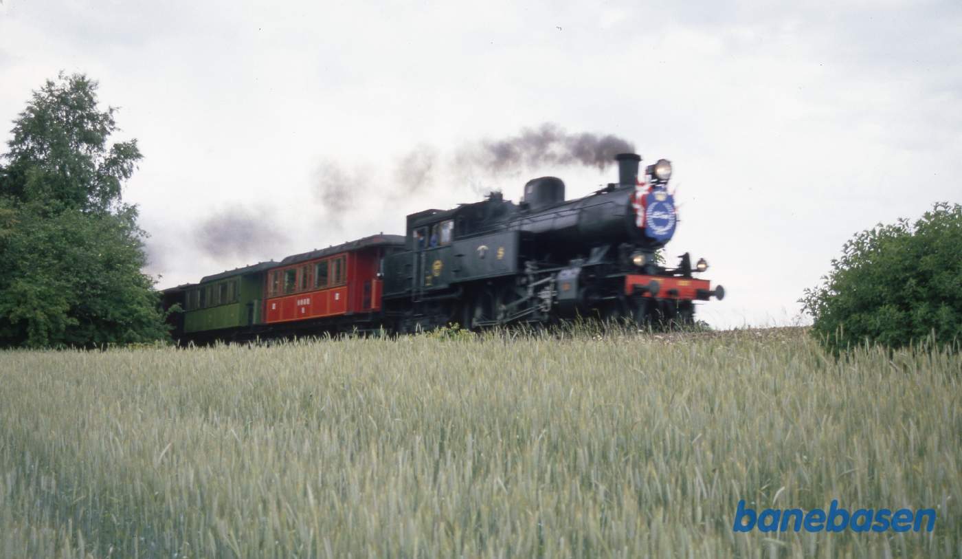 Damptoget på vej fra Hillerød til Fredensborg, et sted på strækningen Damptoget på vej fra Hillerød til Fredensborg, et sted på strækningen