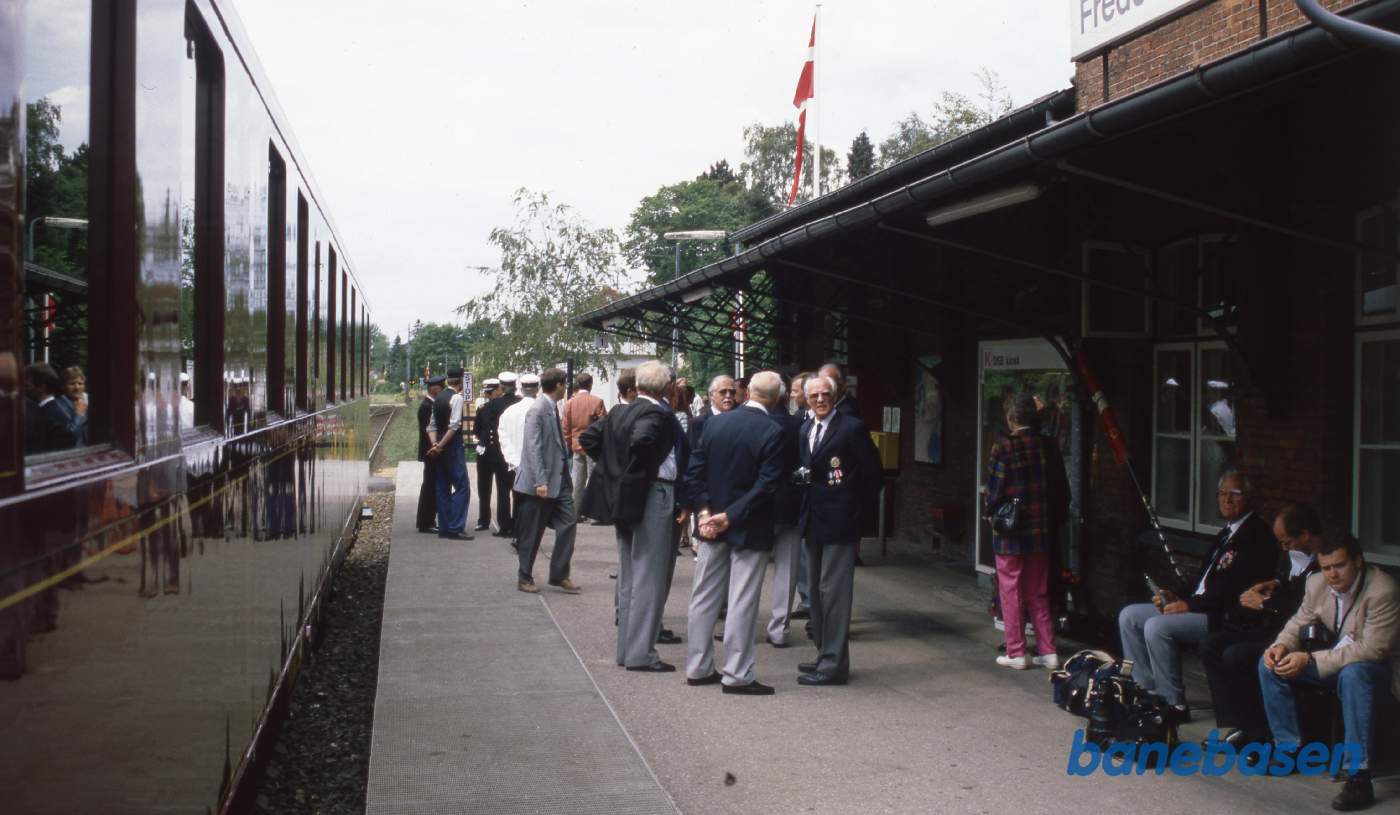 Personale og sikkerhedsvagter venter på perronen på de fine gæster skal komme, kongevognen til venstre Personale og sikkerhedsvagter venter på perronen på de fine gæster skal komme, kongevognen til venstre