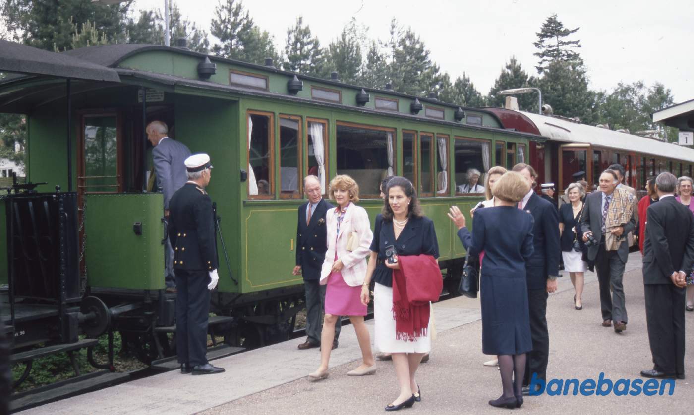 Flere gæster på perronen