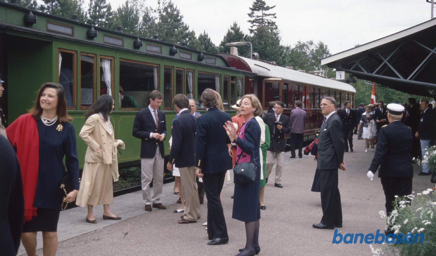 Flere gæster på perronen Flere gæster på perronen