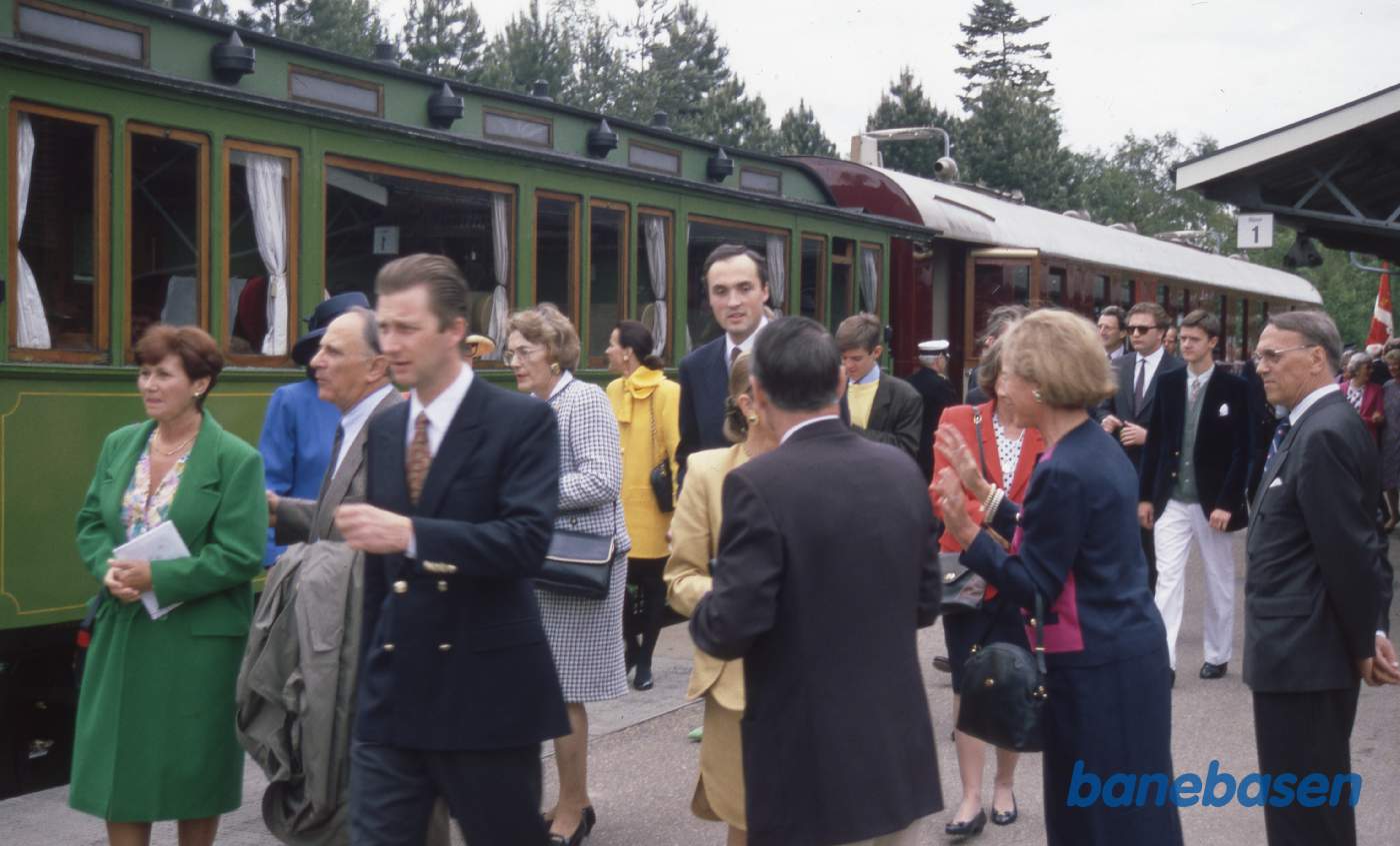 Flere gæster på perronen Flere gæster på perronen