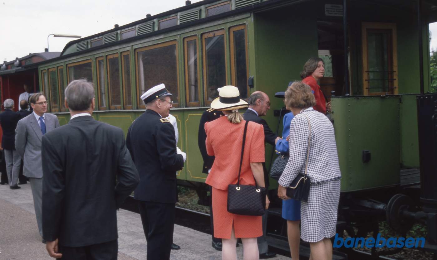 Flere gæster på perronen Flere gæster på perronen