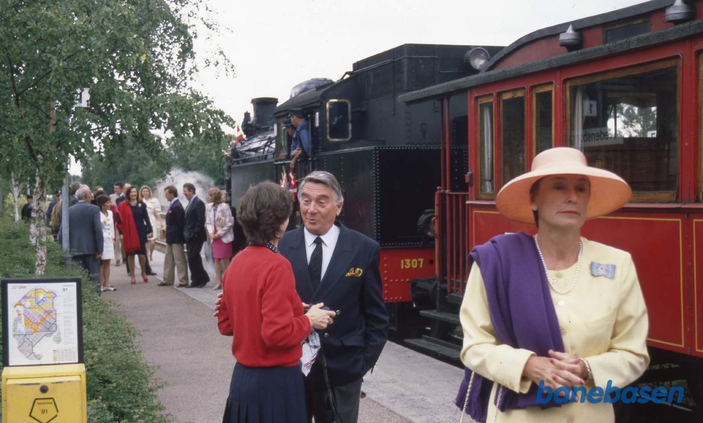 Flere gæster på perronen, en del skal hen og kigge på damplokomotivet Flere gæster på perronen, en del skal hen og kigge på damplokomotivet
