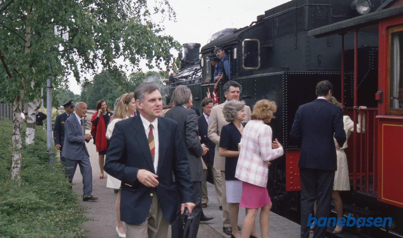 Flere gæster på perronen, en del skal hen og kigge på damplokomotivet Flere gæster på perronen, en del skal hen og kigge på damplokomotivet