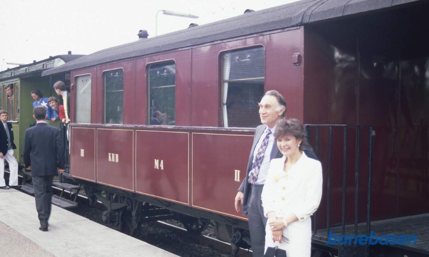 Et par gæster har stillet sig op til fotografering