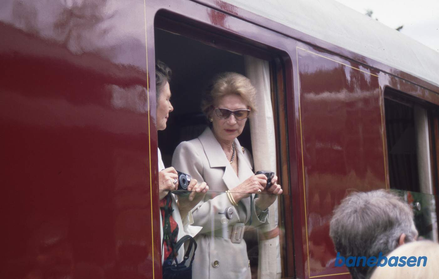 Et par damer kigger ud af vinduet på kongevognen Et par damer kigger ud af vinduet på kongevognen