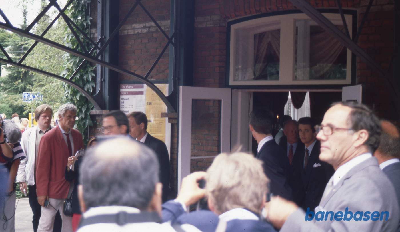 Kongefamilien på vej ud fra den kongelige ventesal Kongefamilien på vej ud fra den kongelige ventesal