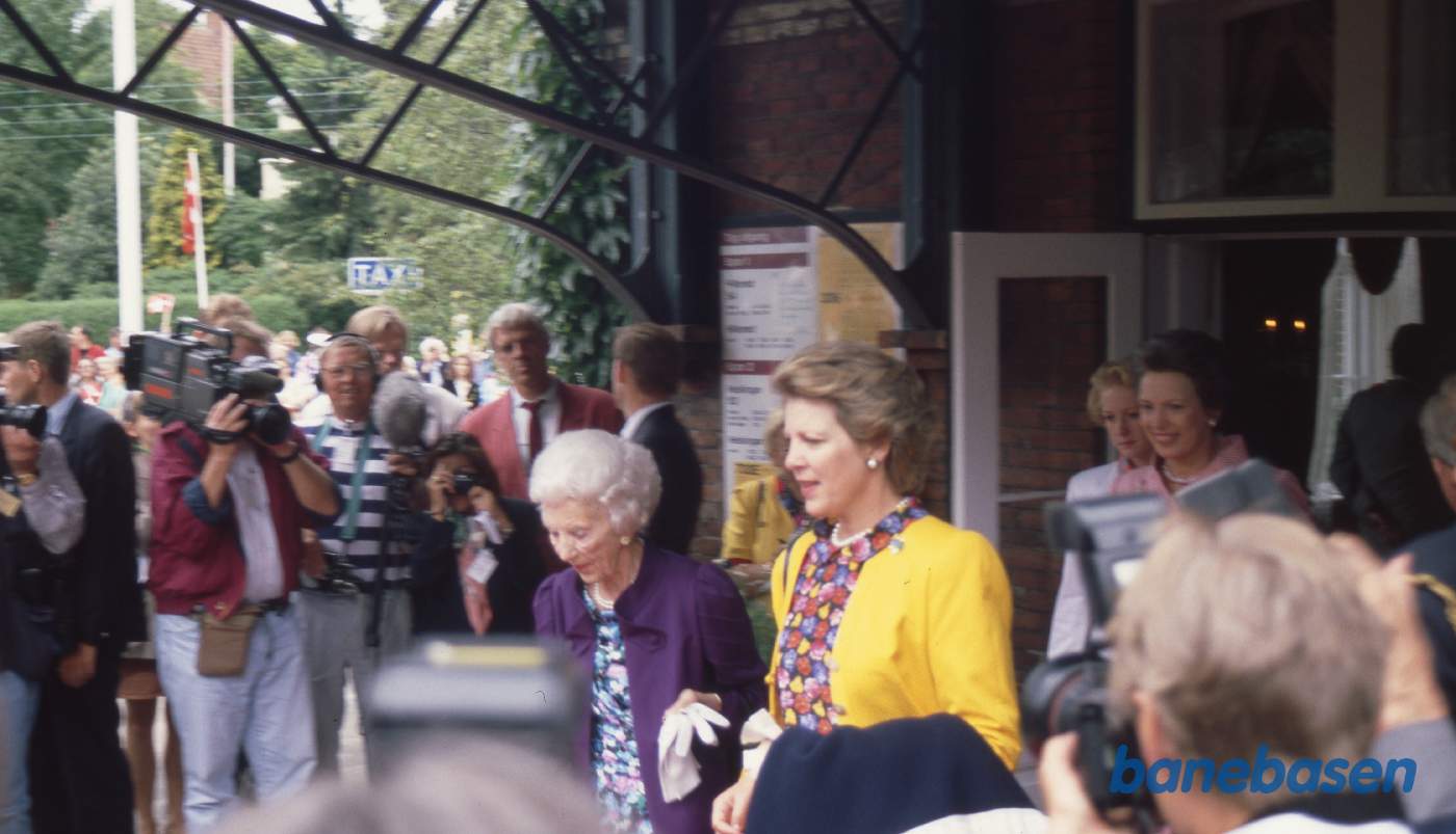 Kongefamilien på vej ud fra den kongelige ventesal