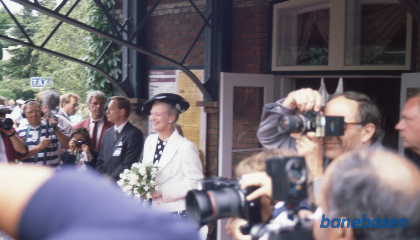 Kongefamilien på vej ud fra den kongelige ventesal