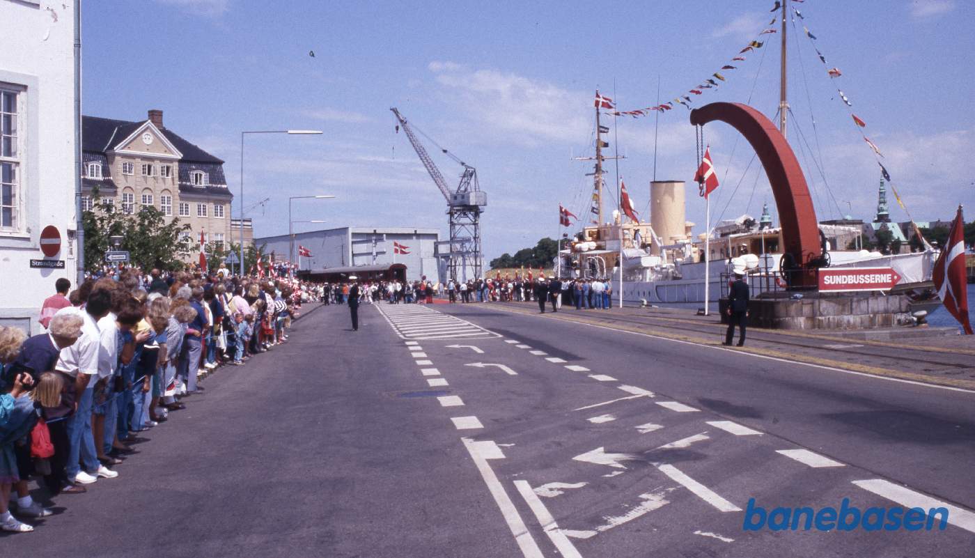 Toget er ankommet til Kongekajen i Helsingør. Kongevognen ses ude i horisonten og kongeskibet Dannebrog til højre Toget er ankommet til Kongekajen i Helsingør. Kongevognen ses ude i horisonten og kongeskibet Dannebrog til højre