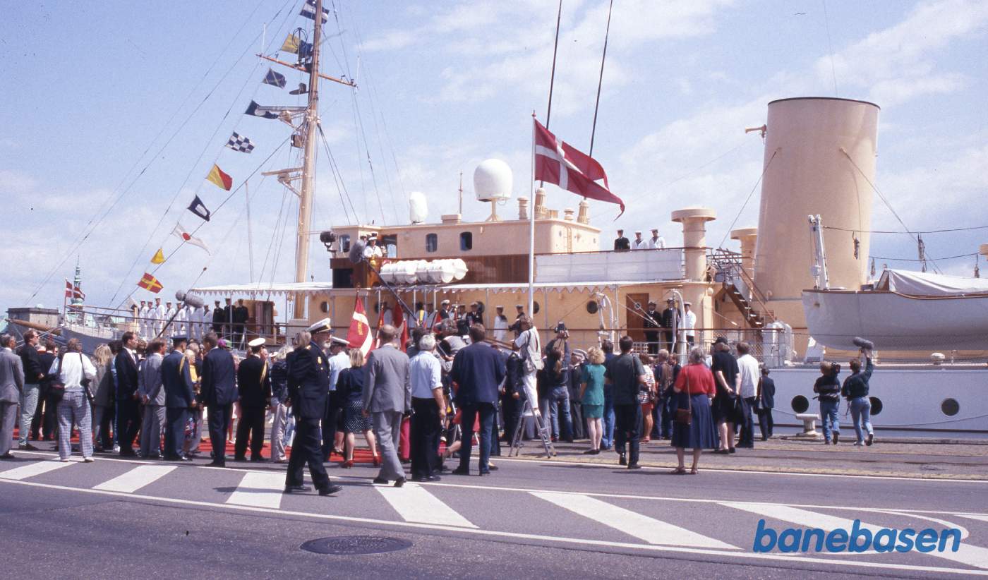 Gæsterne på vej ombord på Dannebrog