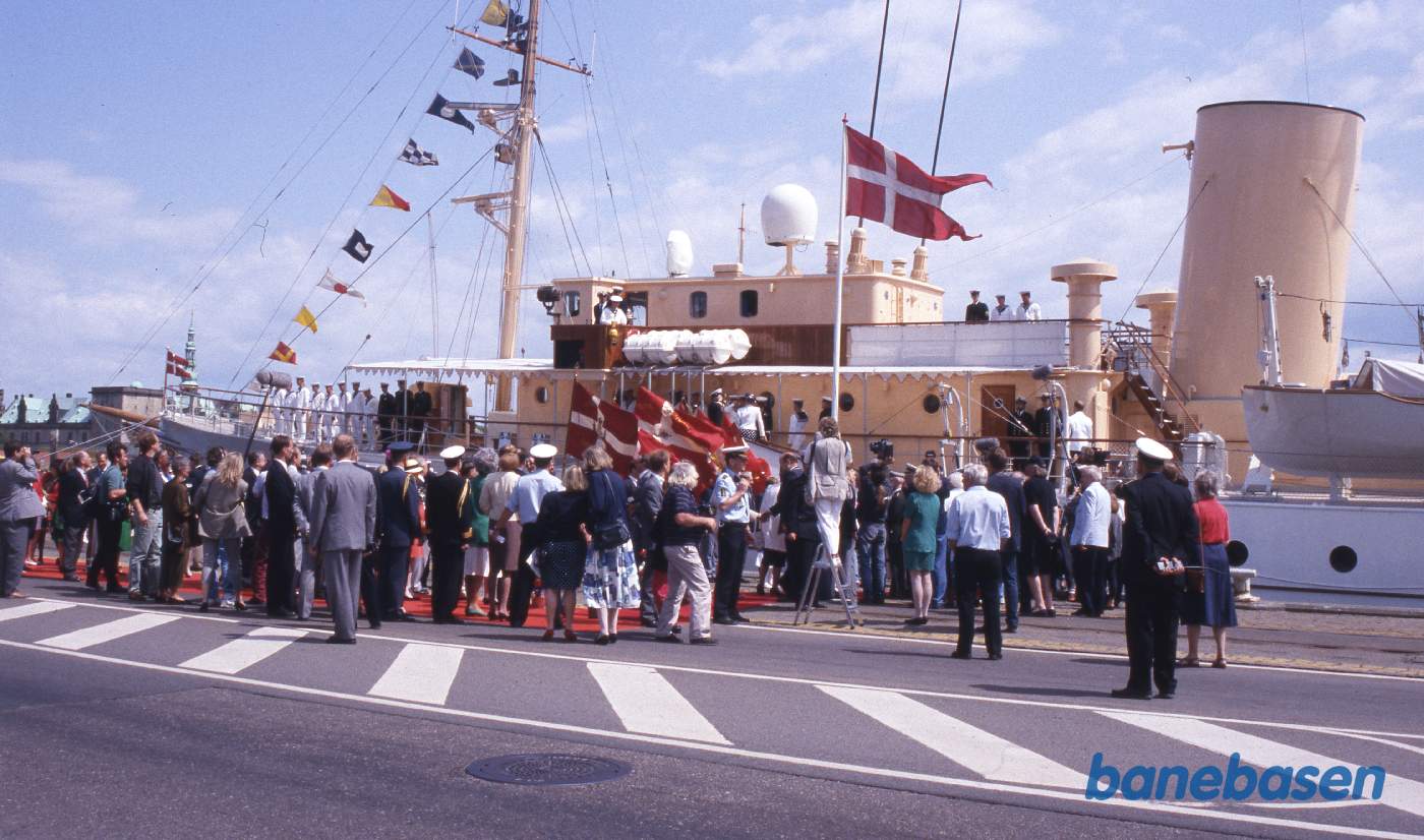 Gæsterne på vej ombord på Dannebrog