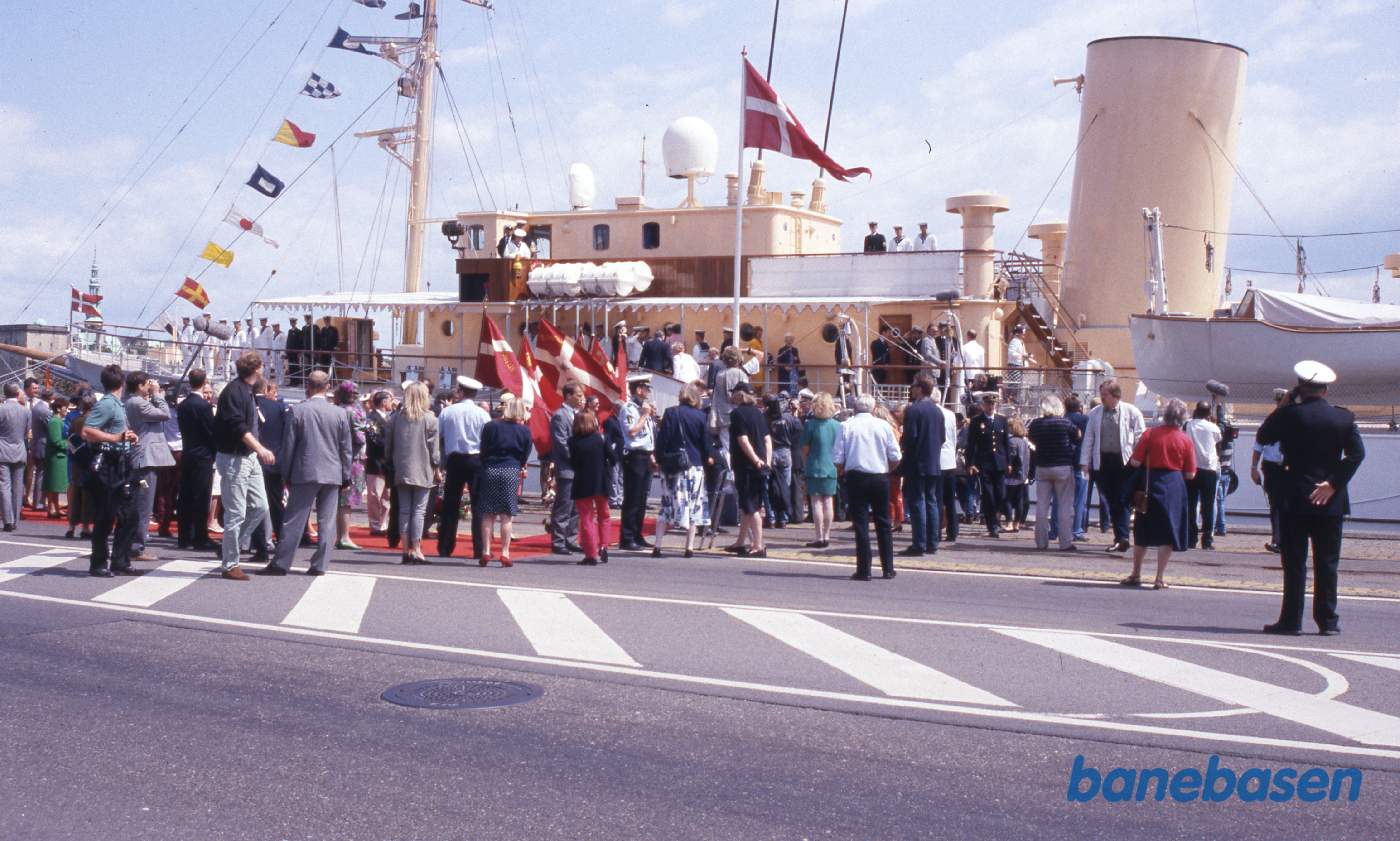 Gæsterne på vej ombord på Dannebrog