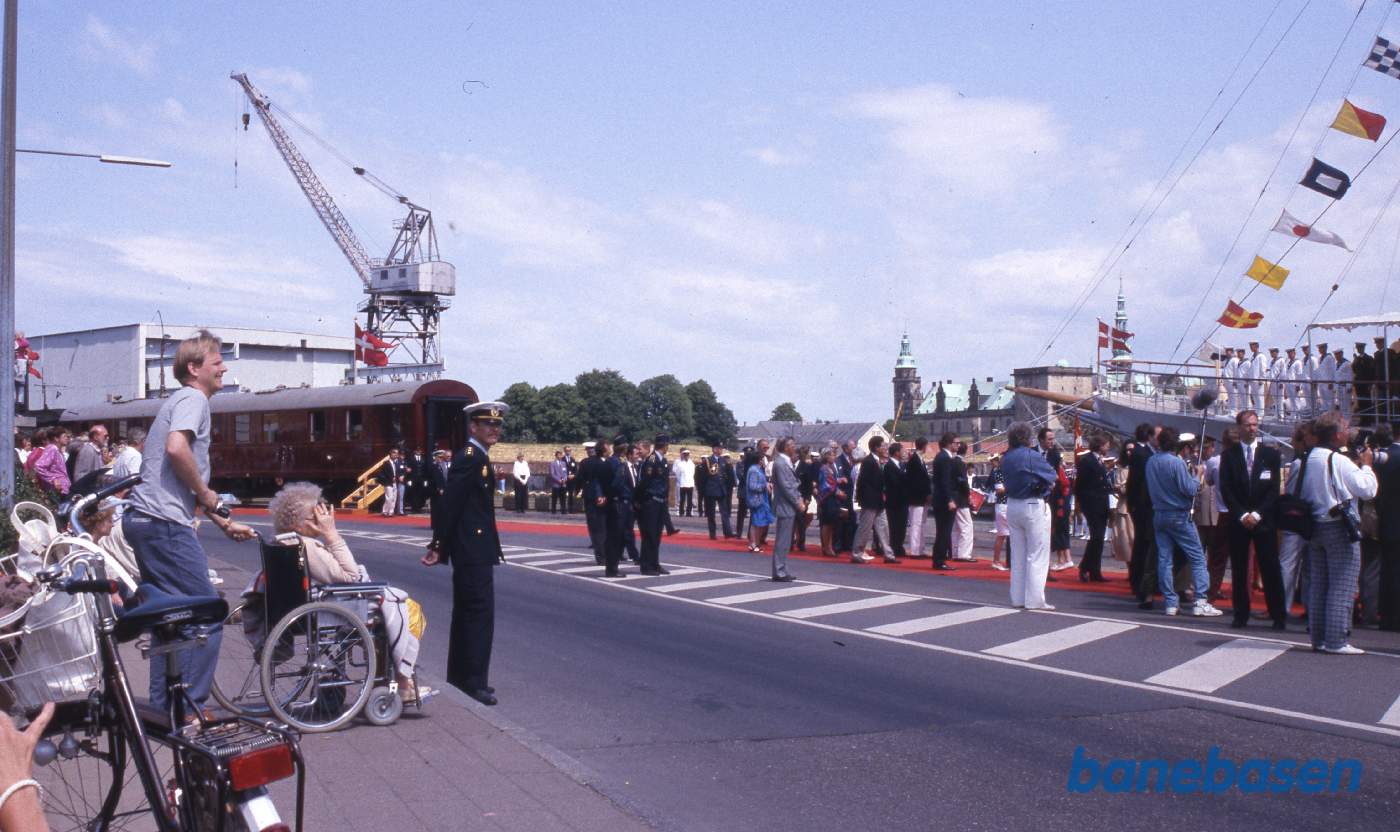 Gæsterne på vej ombord på Dannebrog