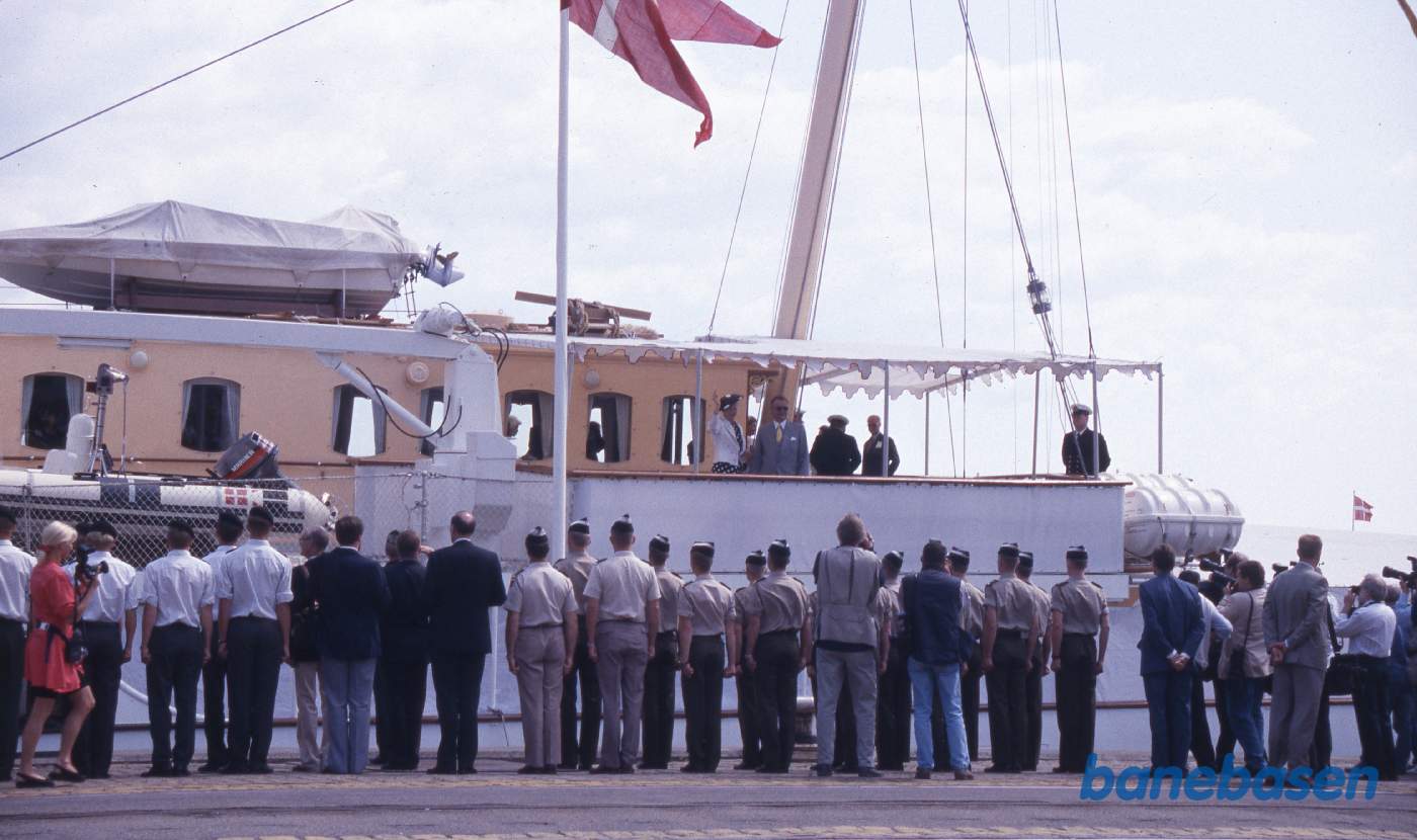 Kongefamilien vinker til de mange fremmødte på havnen