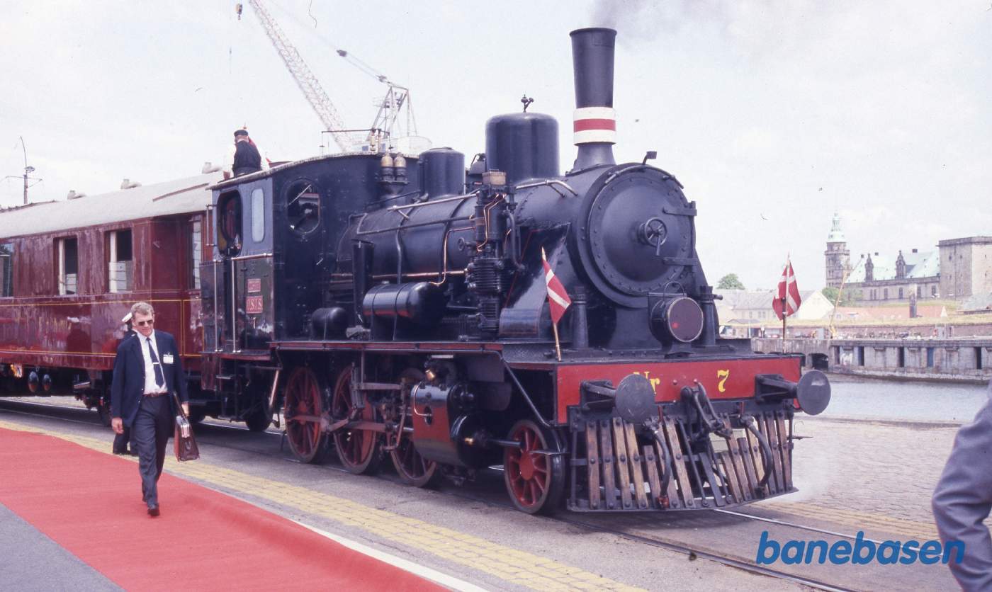 Nr. 7 er kørt ud på havnebanen for at trække toget på sikker måde tilbage til Helsingør station