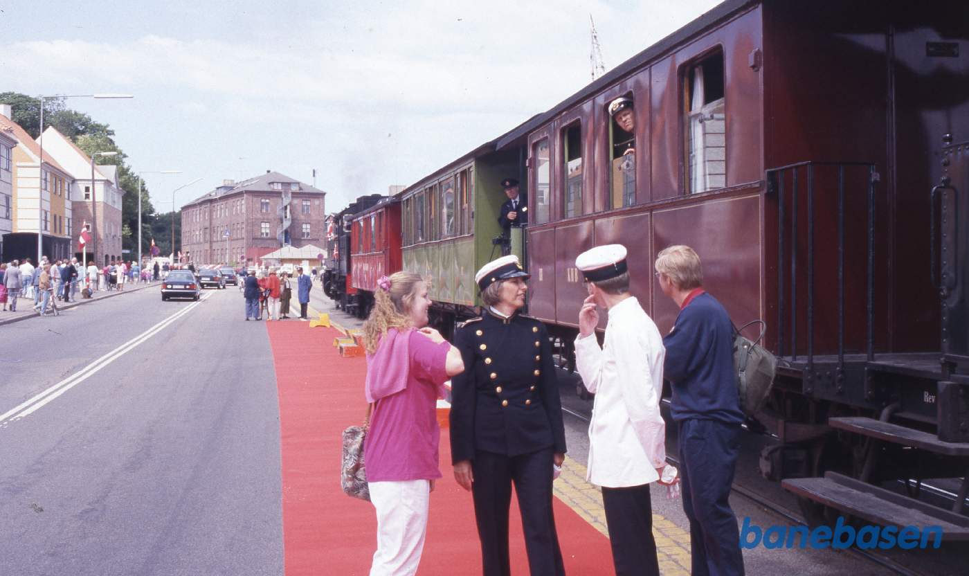 Personalet afventer at toget kan køre til Helsingør station