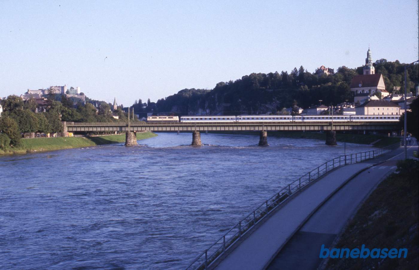 Persontog på vej over Salzach floden på vej mod hovedbanegården