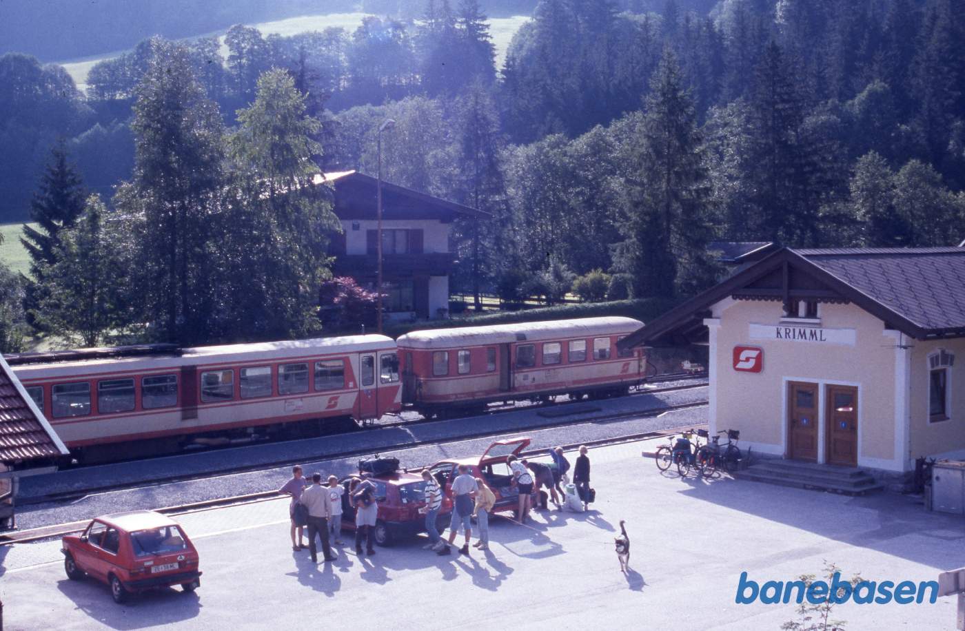 Persontoget holder klar til at køre til Zell am See, de rejsende ved at gå fra bilerne til toget
