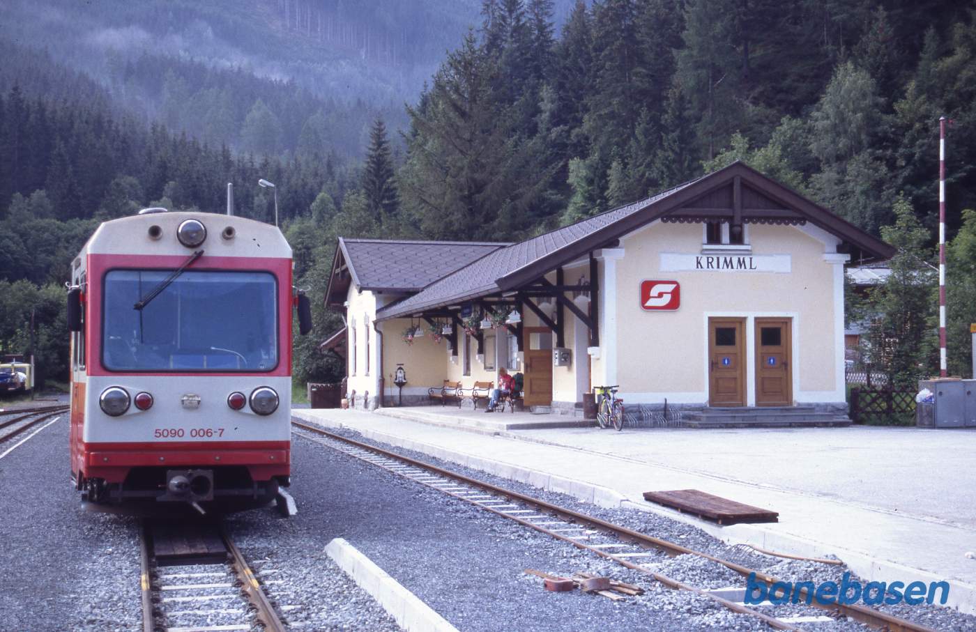 Persontoget holder klar til at køre til Zell am See