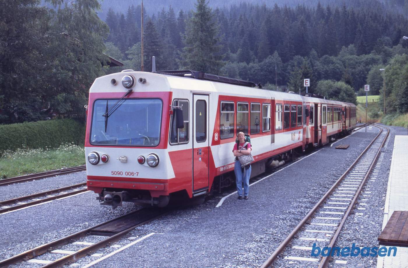 Persontoget holder klar til at køre til Zell am See