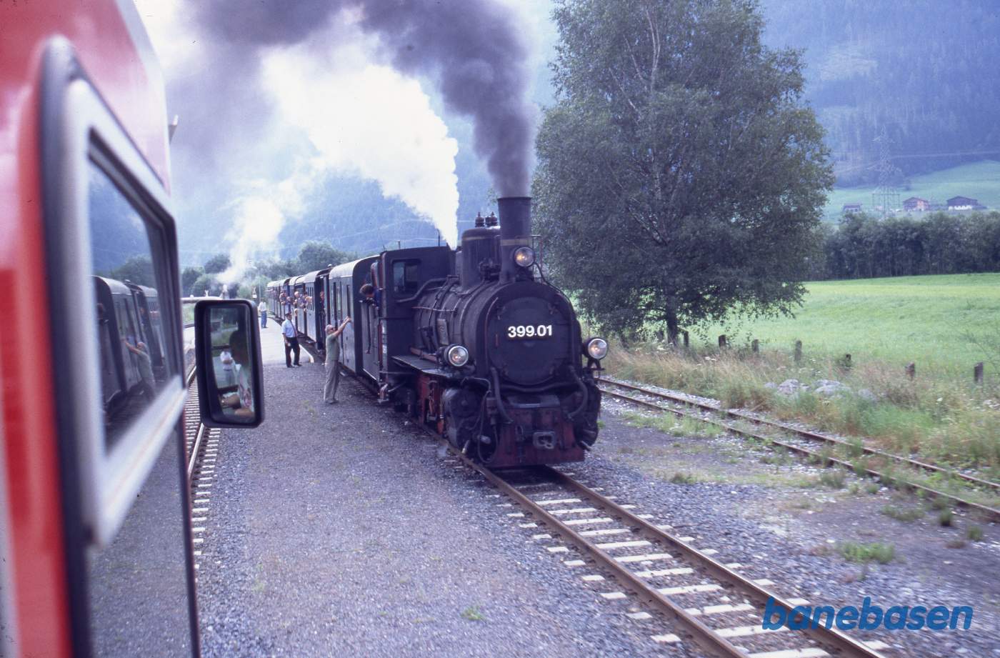 Persontoget mod Zell am See krydser med damptoget til Krimml