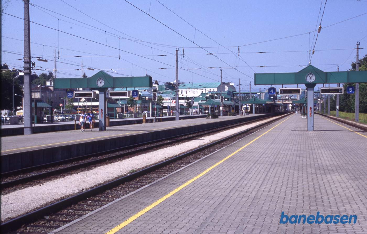 Stationen i Bregenz set fra perronerne. Bodensee ligger til højre udenfor billedet