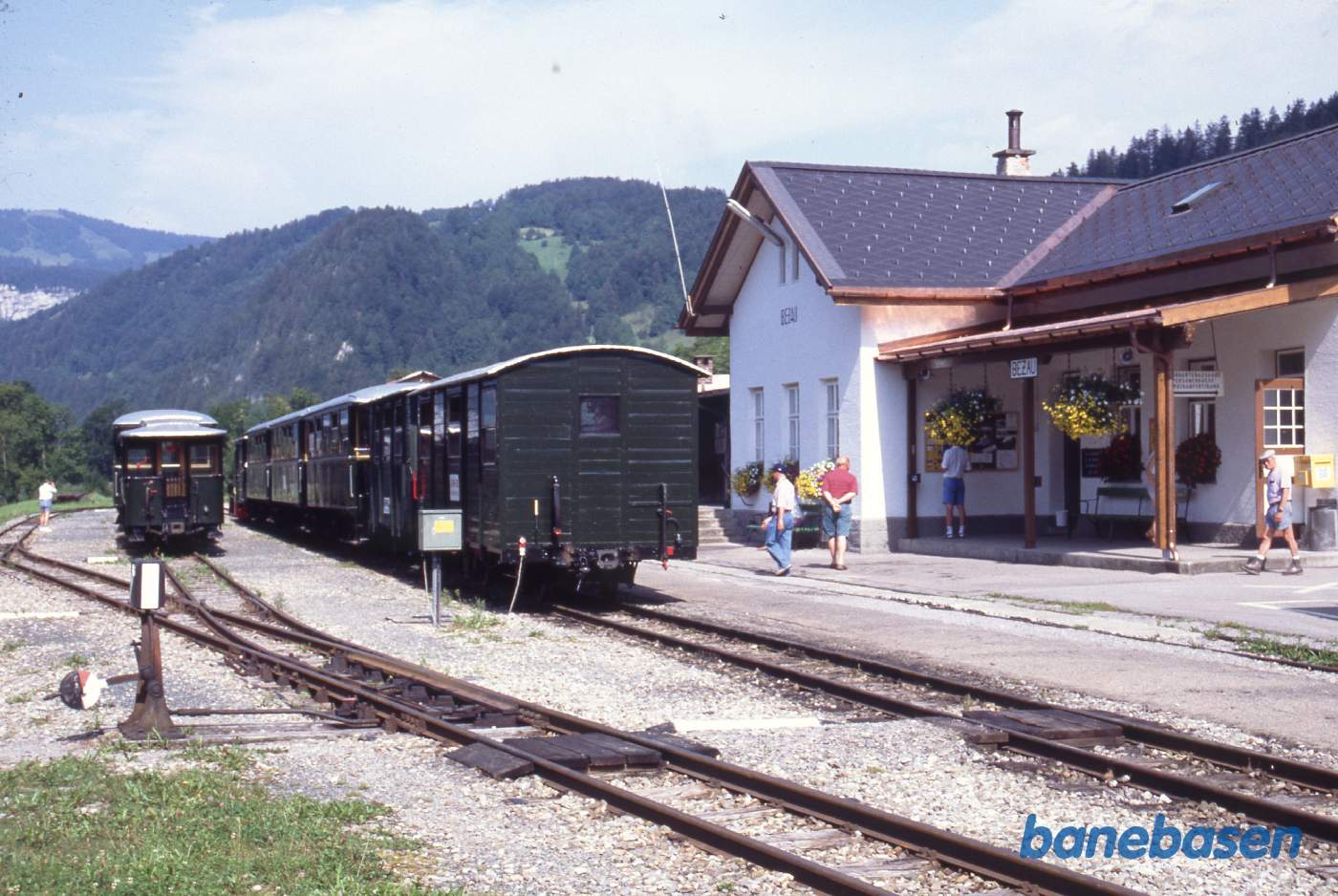 Persontoget holder klar mens turisterne er på vej mod toget