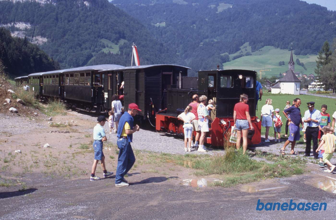 Toget holder ved et lille trinbræt i retning mod Bezau. I 1993 var banen ikke ret lang, men det er ikke lykkedes at identificere det eksakte sted.