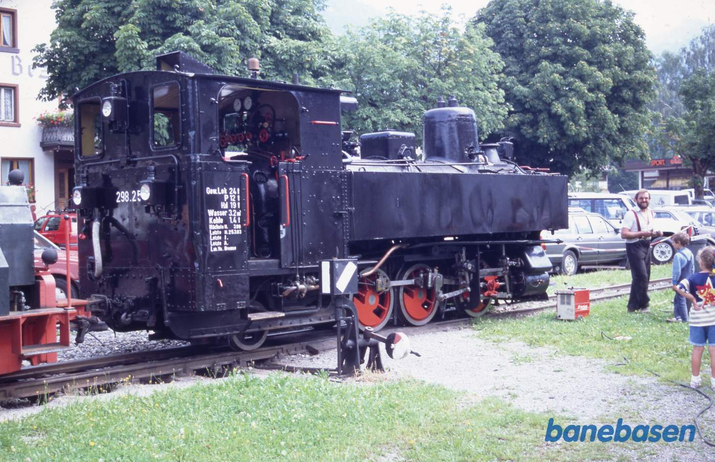 Damplokomotiv holder på stationens sidespor