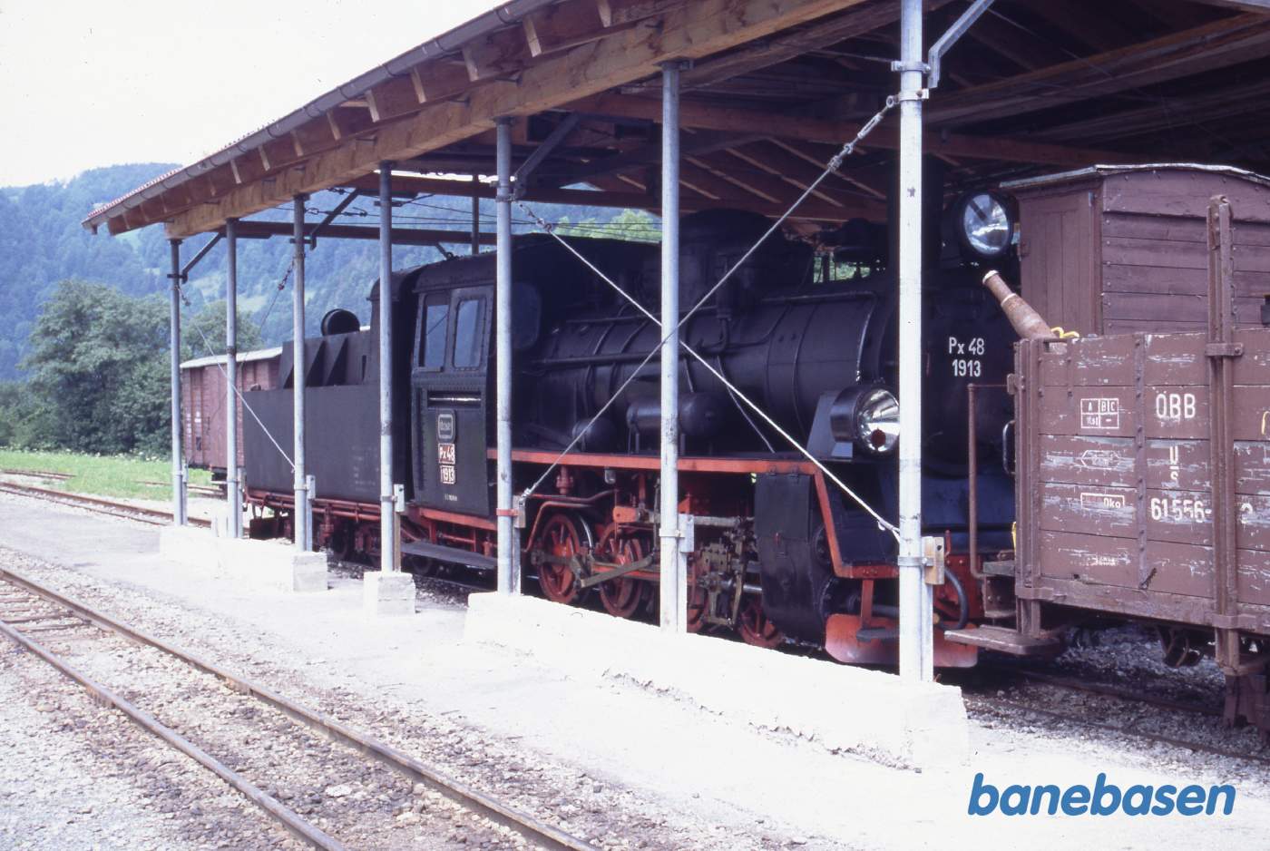 Damplokomotiv holder i vognhallen