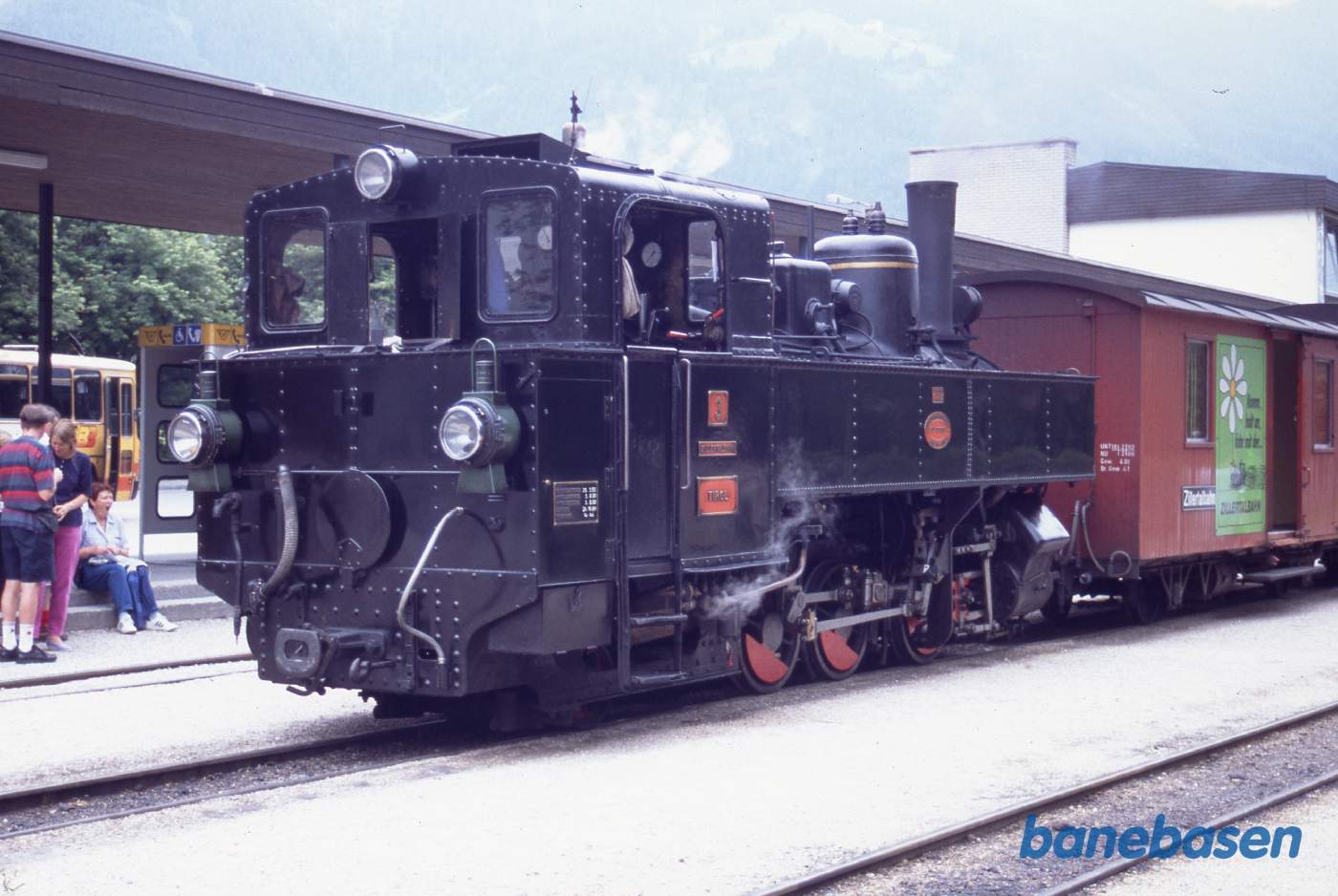 Toget holder klar til at køre til Jenbach