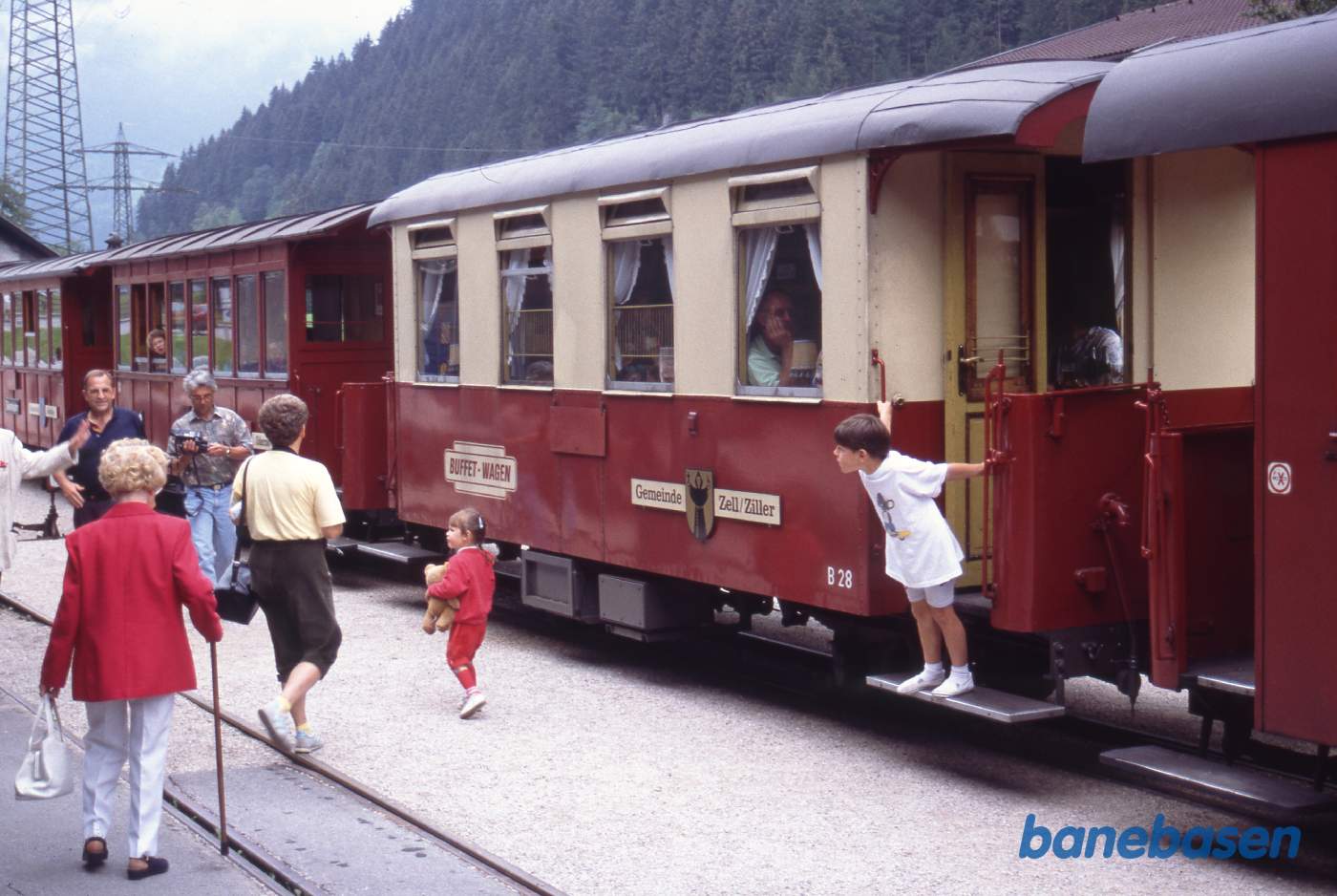Rejsende på perronen foran toget