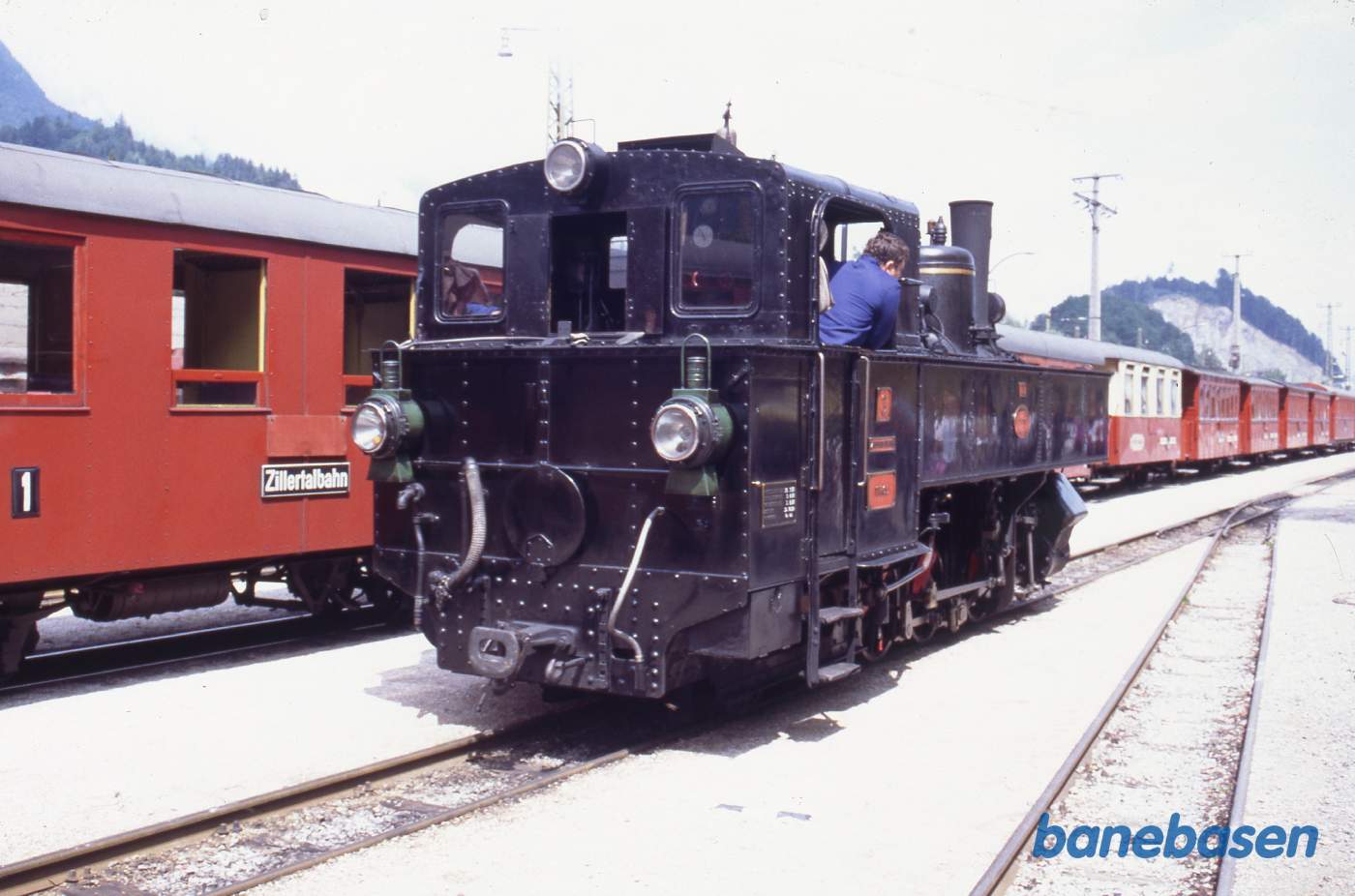 Damplokomotivet løber om vognene