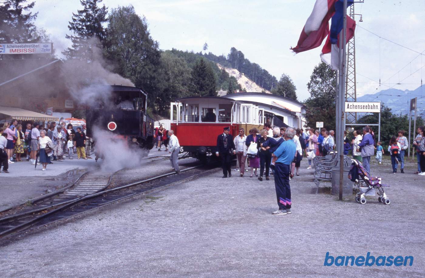 Et vue ud over stationsområdet med rangerende damplokomotiv og mange rejsende