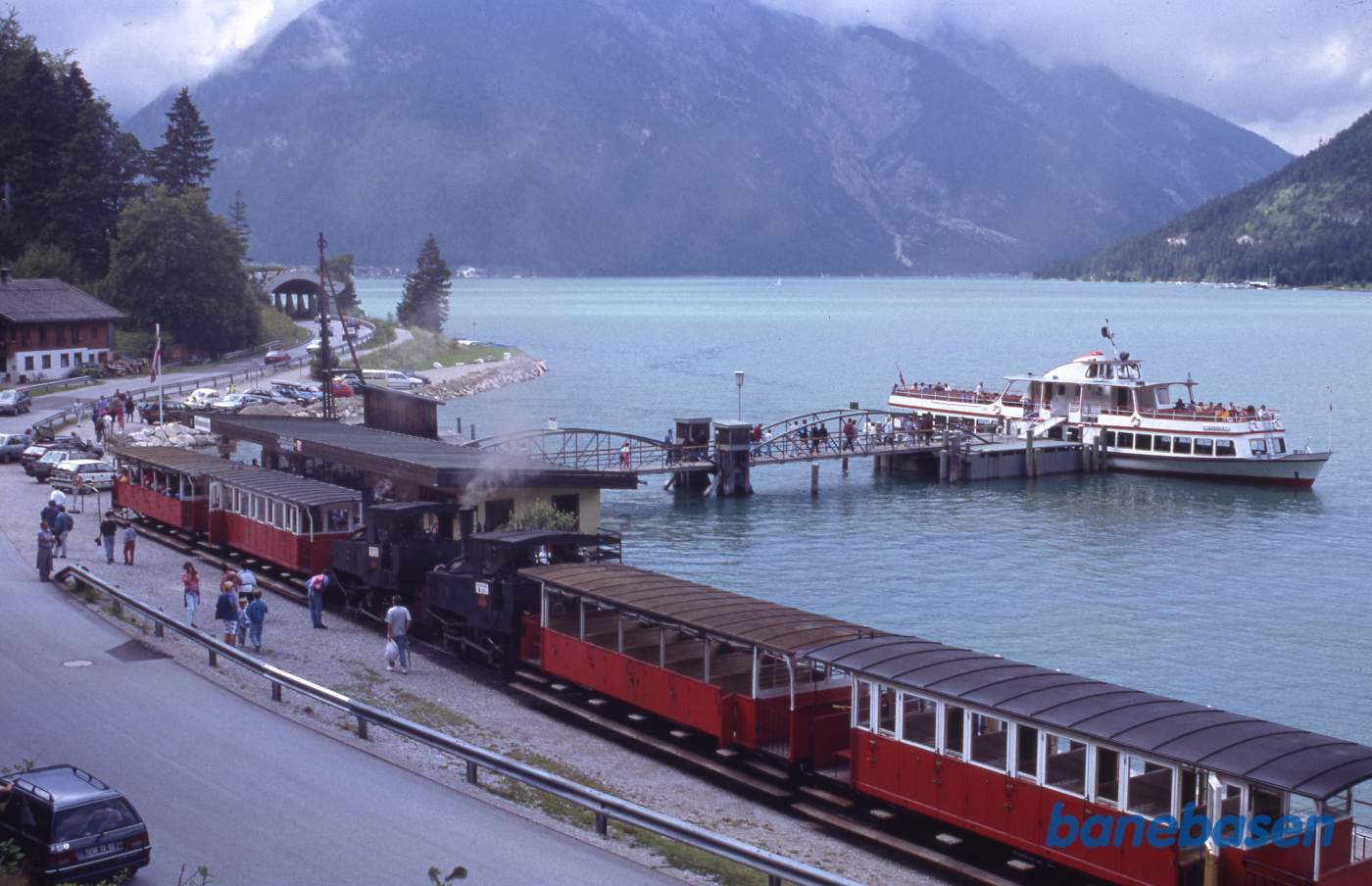 2 persontog holder på stationen med båden ude for enden af molen