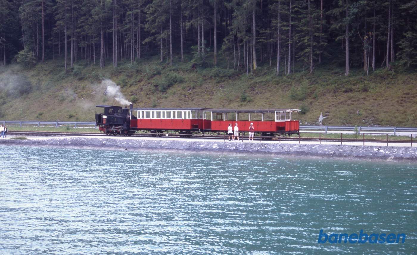 Et persontog på stationen set ude fra molen