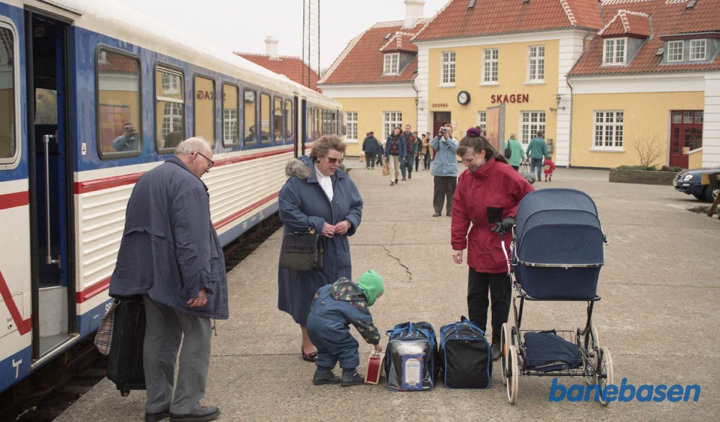 Rejsende på perronen foran toget