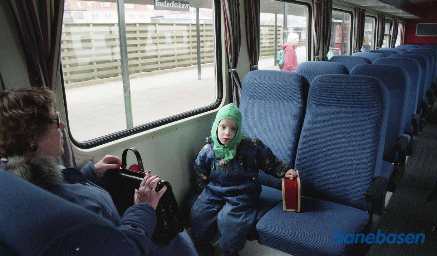 Rejsende inde i Y-toget venter på at toget skal køre til Skagen