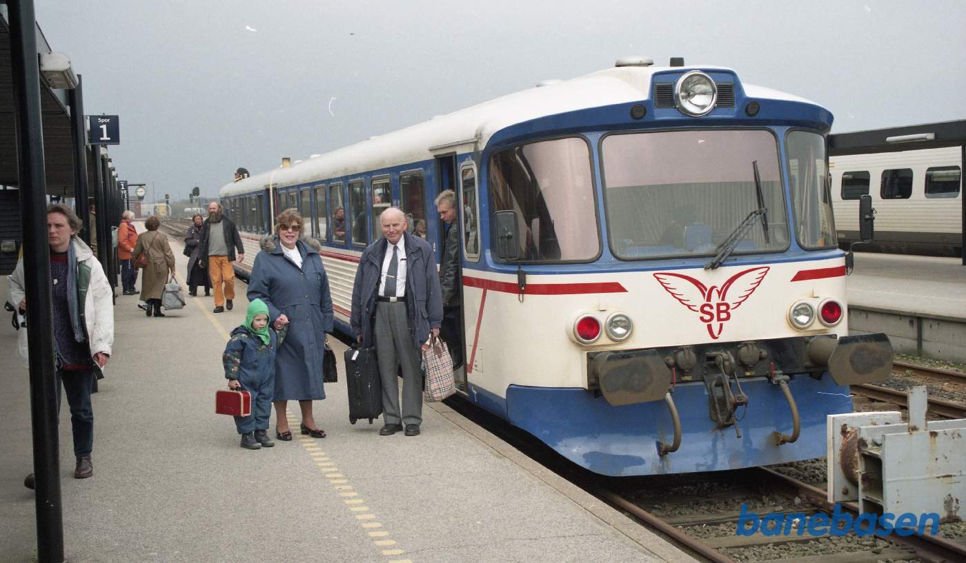 Rejsende på perronen foran toget, de fleste skal skifte til IC-toget mod København Rejsende på perronen foran toget, de fleste skal skifte til IC-toget mod København