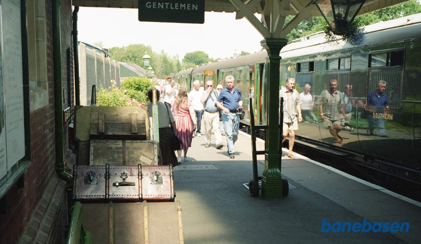 De rejsende stiger ud af toget