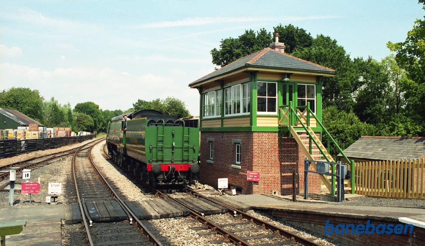 Det store grønne damplokomotiv passerer kommandoposten