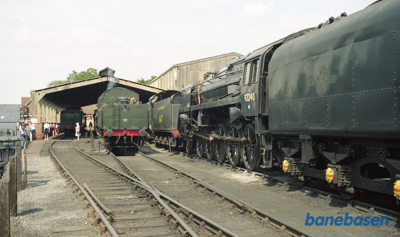 Flere store damplokomotiver ved remisen