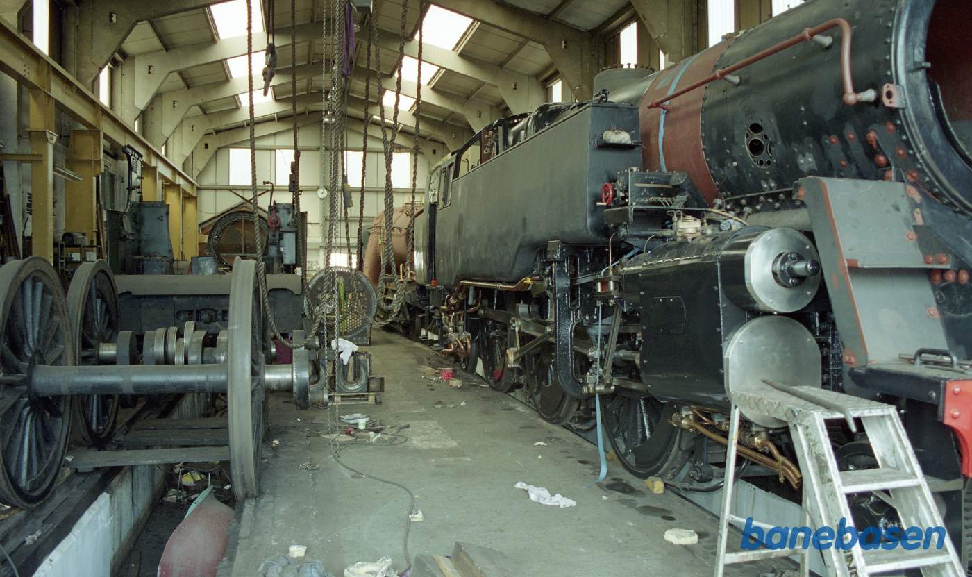 Et adskilt damplokomotiv inde i værkstedet