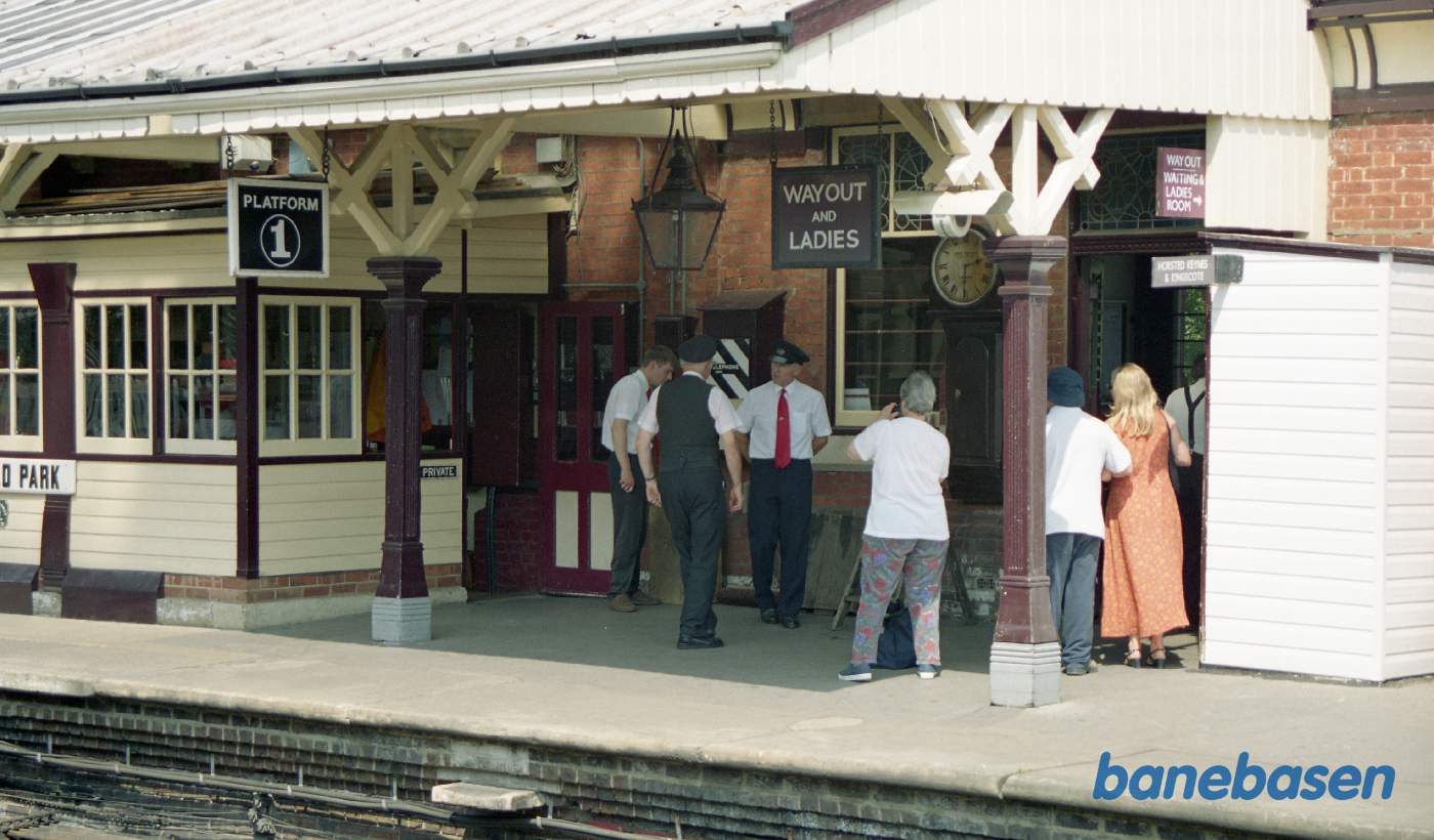Personalet bliver fotograferet af en gæst mens vennerne ser til