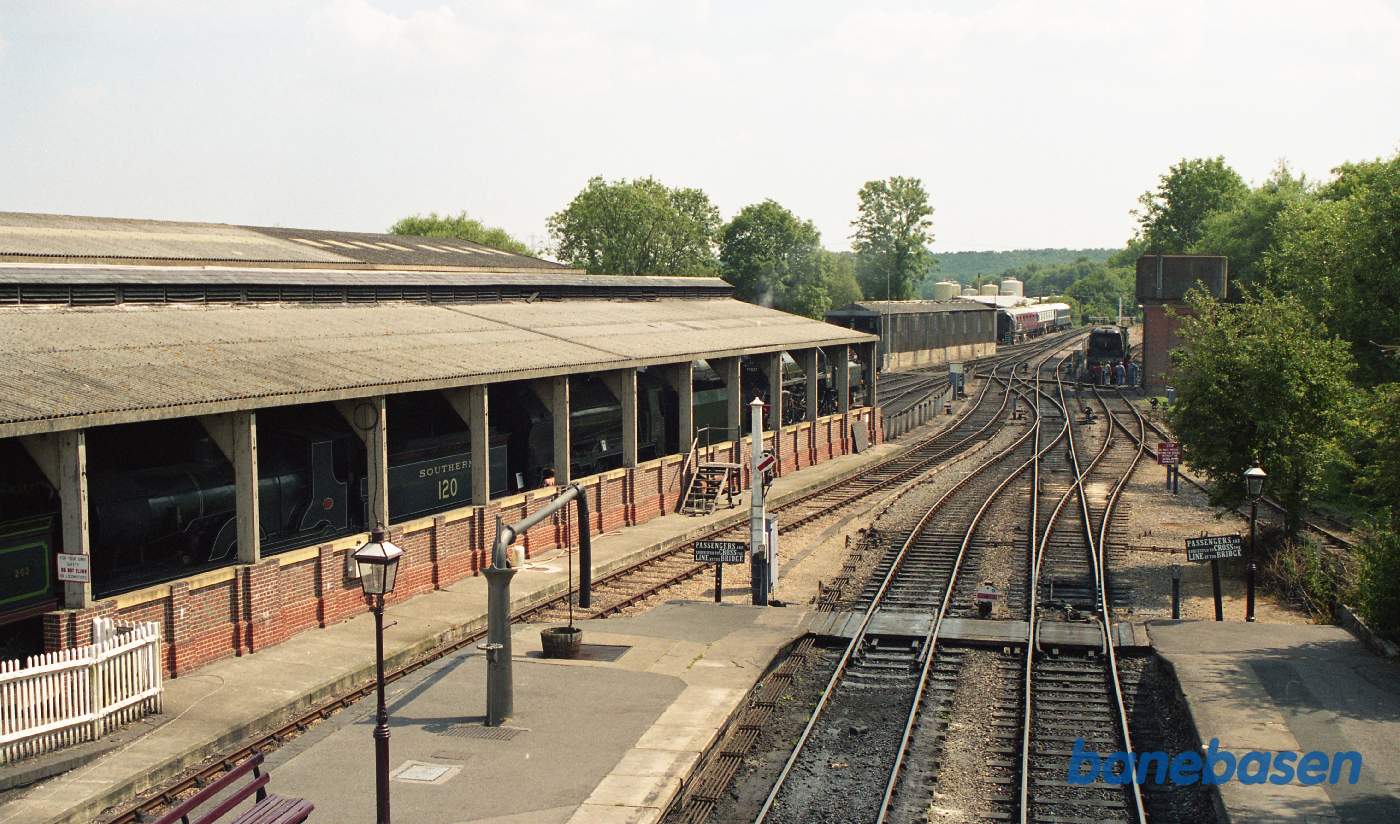 Et vue ud over hele sporområdet, set oppe fra gangbroen